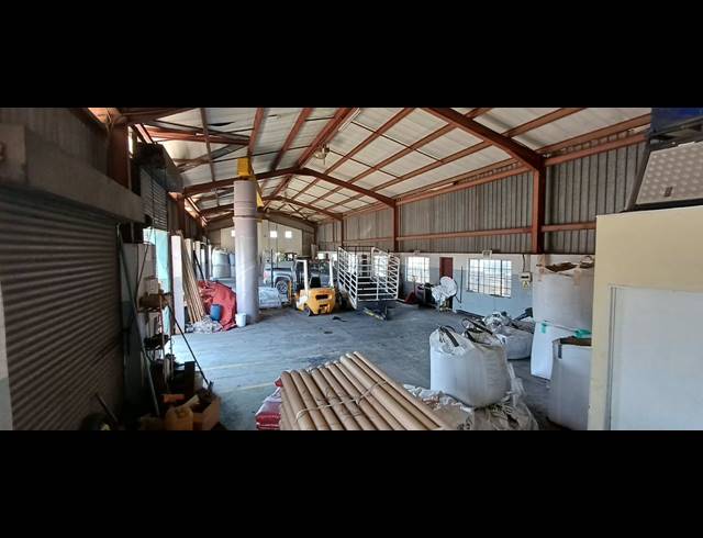1,100M² BUILDING FOR SALE IN APEX